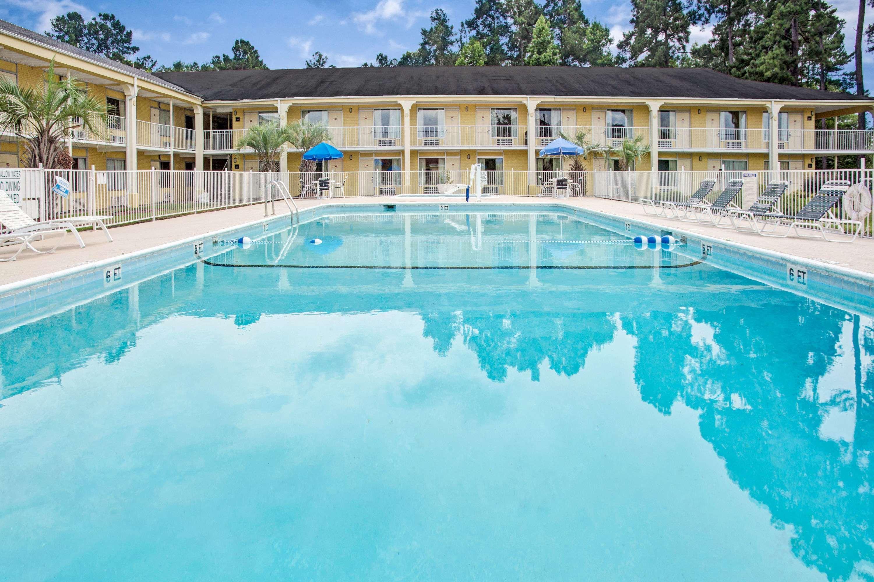 Ramada By Wyndham Walterboro Hotel Exterior photo